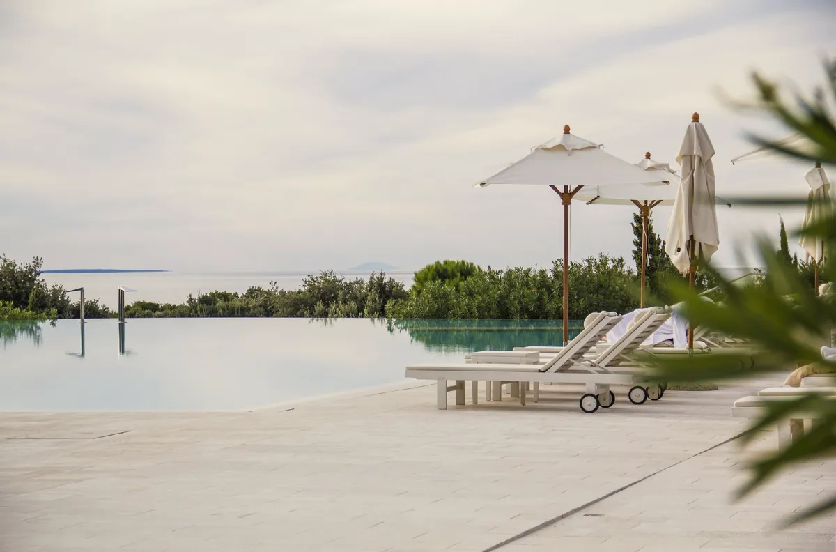 Şemsiyeli otel havuzu